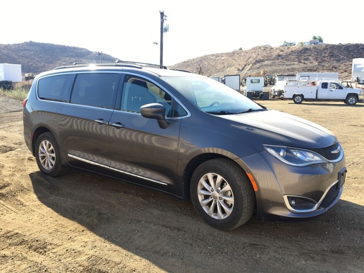 2017-chrysler-pacifica-image-2