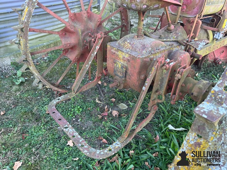 farmall-f-12-2wd-tractor-image-14