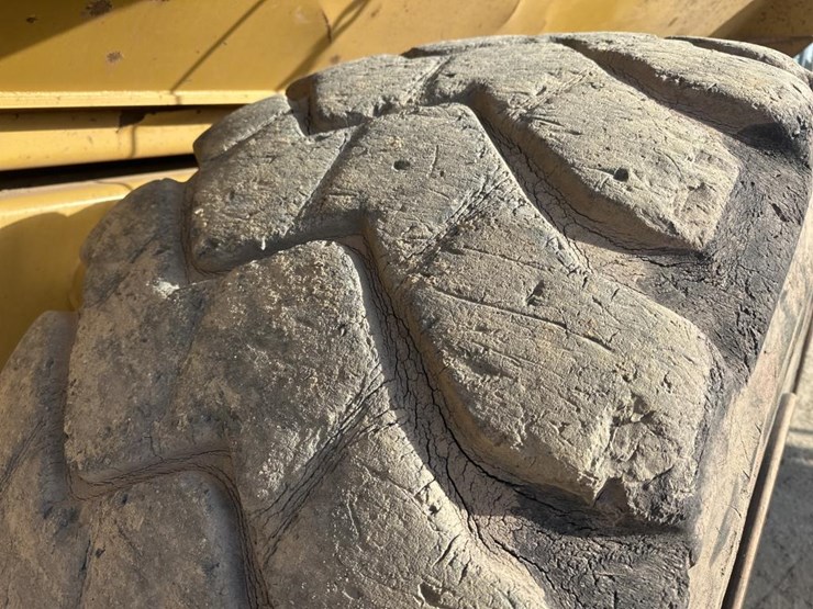 2010-caterpillar-740-image-61