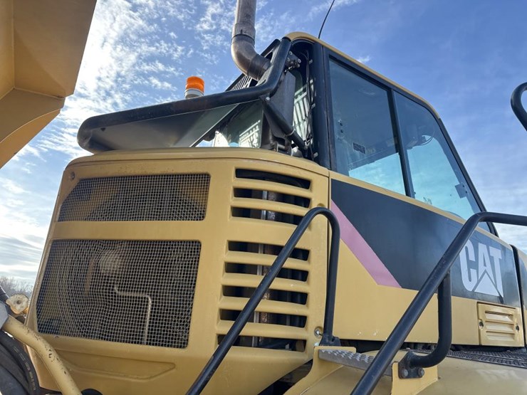 2010-caterpillar-740-image-15