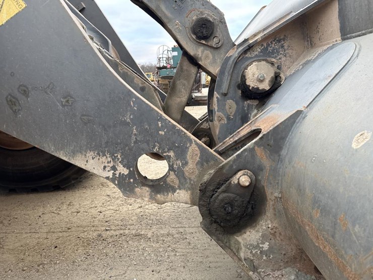 #1911-•-2004-volvo-220e-loader-image-12