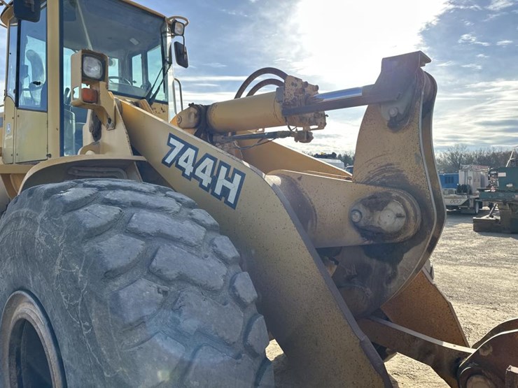 2002-deere-744h-image-15