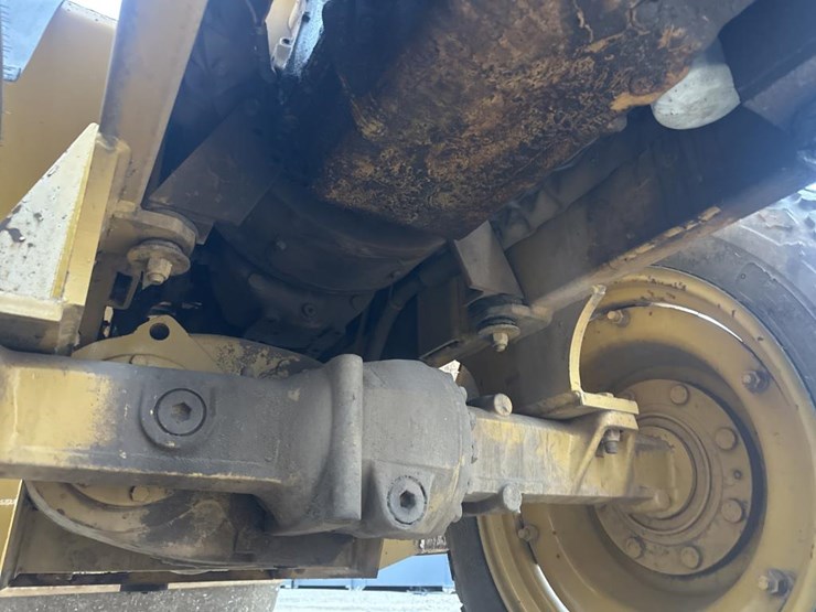 2017-caterpillar-cs-323-image-30