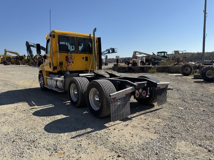 #4649-•-2014-freightliner-125-day-cab-truck-image-4