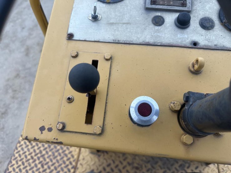 2017-caterpillar-cs-323-image-28