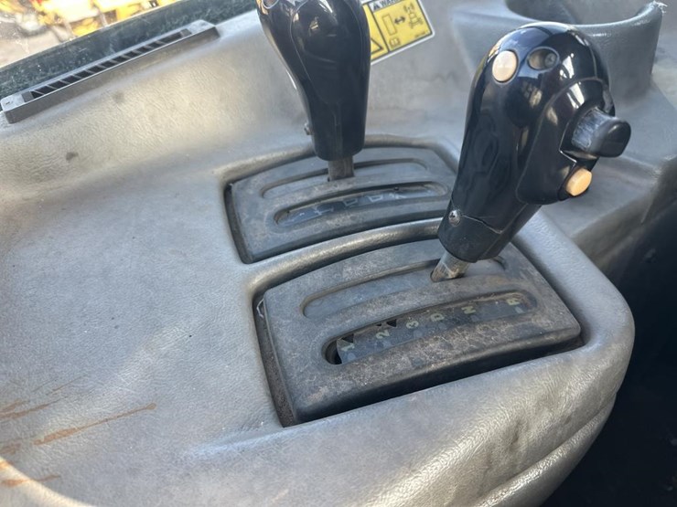 2010-caterpillar-740-image-33