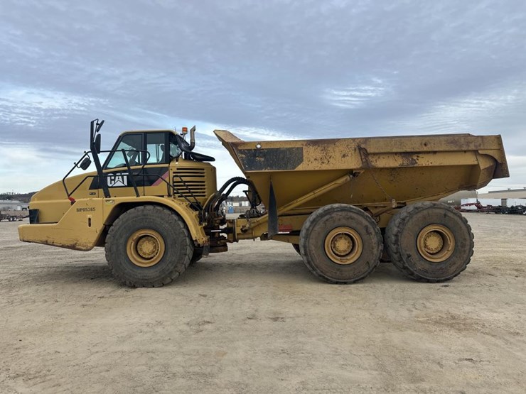 2010-caterpillar-740-image-2