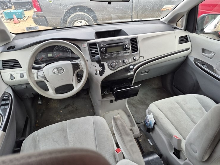 2013-toyota-sienna-image-11