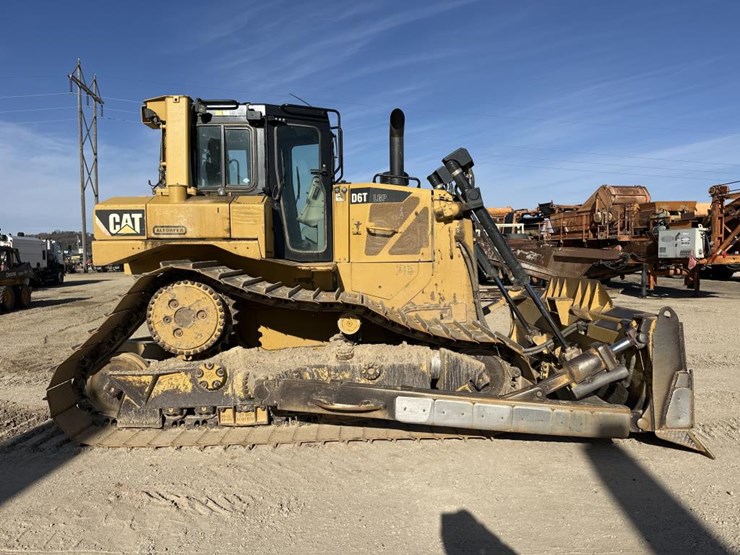 2012-caterpillar-d6t-image-6