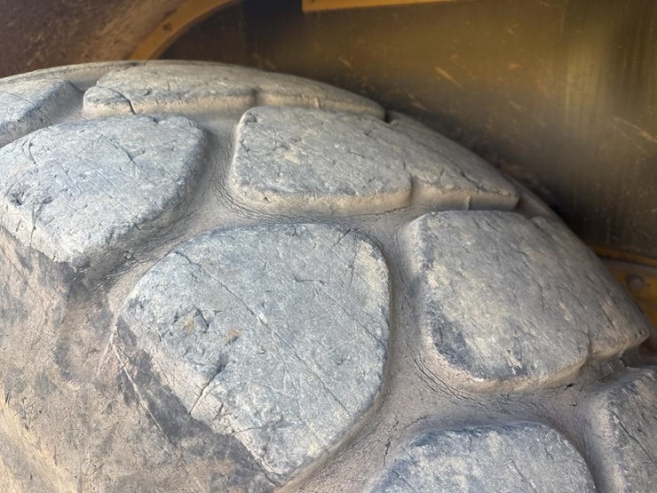 2010-caterpillar-740-image-57