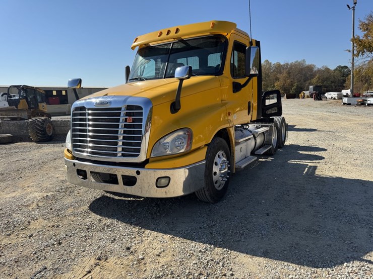 #4649-•-2014-freightliner-125-day-cab-truck-image-1