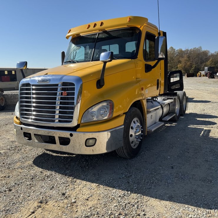 #4649 • 2014 Freightliner 125 Day Cab Truck