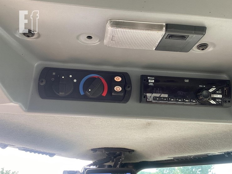 2018-caterpillar-d7e-image-24