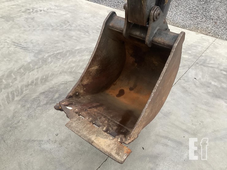 2012-volvo-bl70b-image-11