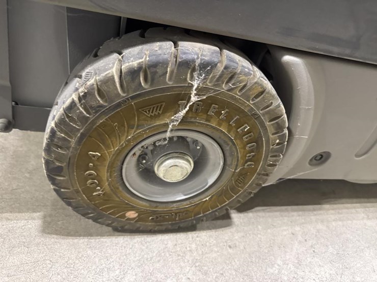 #3874-•-power-boss-apex-47-ride-on-sweeper-image-17