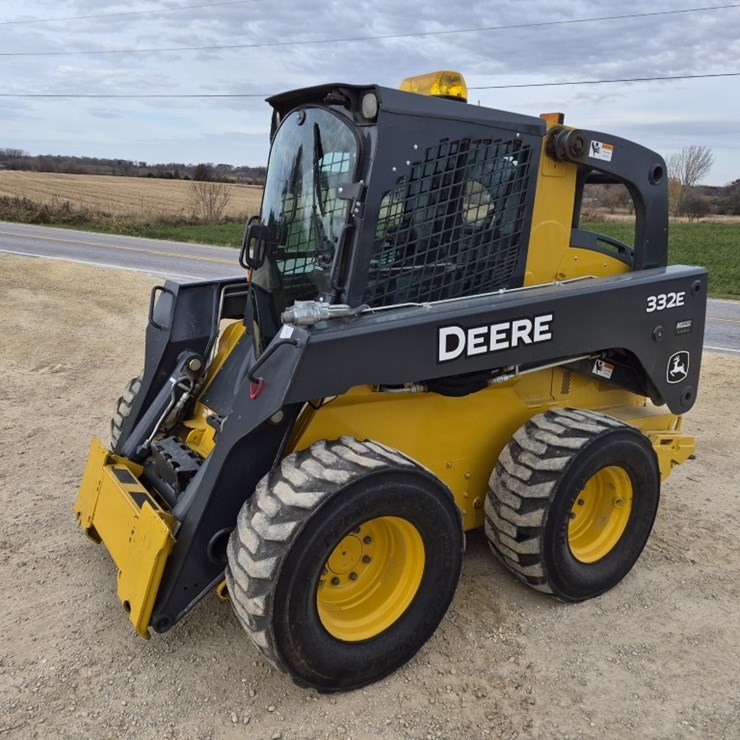 DEERE 332E