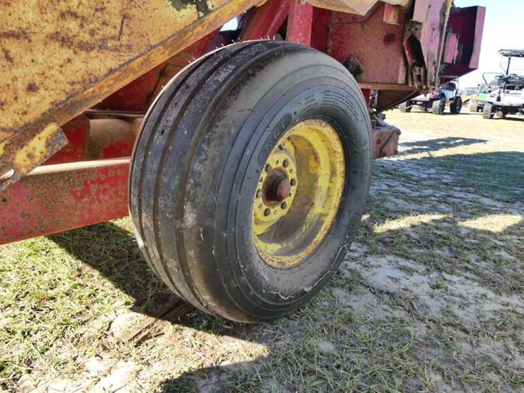 new-holland-354-image-7