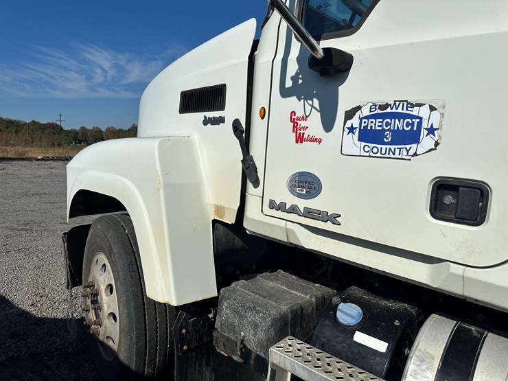 #32746-•-2014-mack-chu-t/a-daycab-truck-tractor-vin:-1m2an07y4em016702-image-32