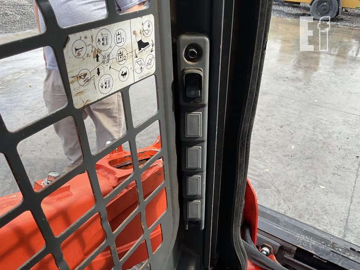 2017-kubota-ssv65-image-16