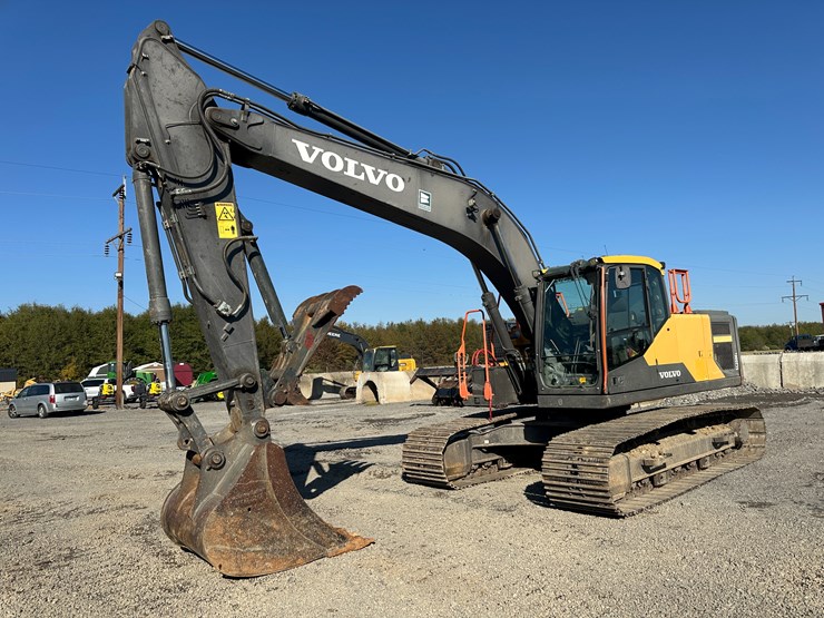 #32825-•-volvo-ec200e-crawler-excavator-image-1
