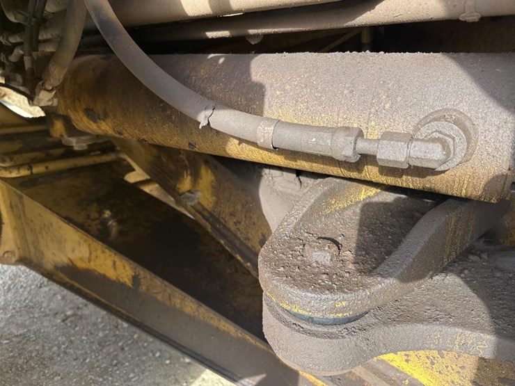 2010-caterpillar-740-image-22