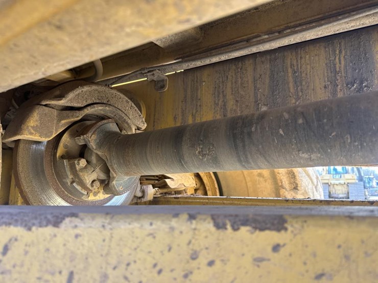 2010-caterpillar-740-image-49