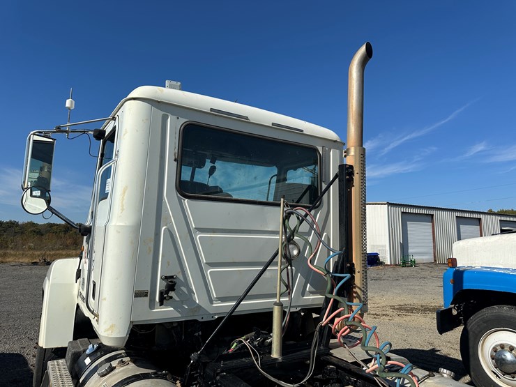 #32746-•-2014-mack-chu-t/a-daycab-truck-tractor-vin:-1m2an07y4em016702-image-29