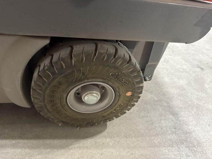 #3874-•-power-boss-apex-47-ride-on-sweeper-image-18