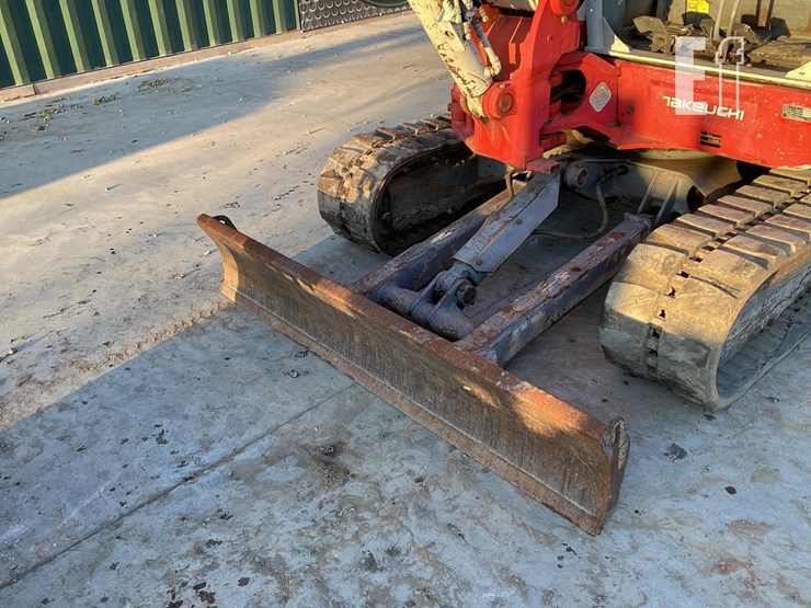 2015-takeuchi-tb260-image-12