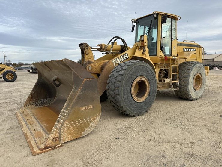 2002-deere-744h-image-1