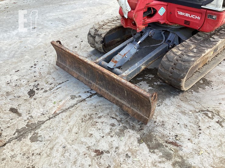 2018-takeuchi-tb240-image-12