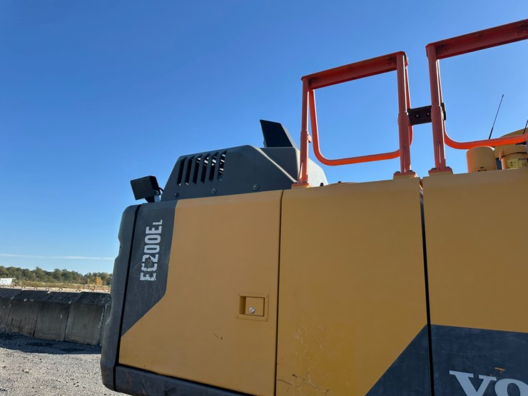 #32825-•-volvo-ec200e-crawler-excavator-image-56
