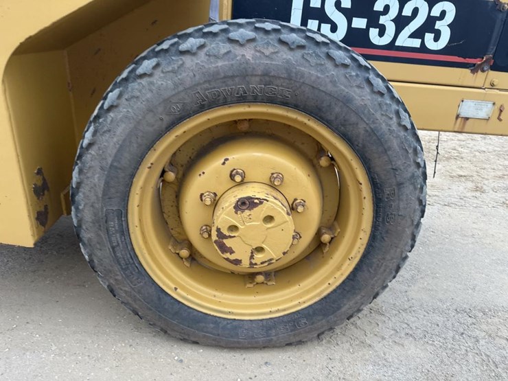 2017-caterpillar-cs-323-image-31