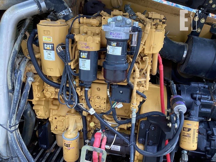 2015-caterpillar-tl1055d-image-11