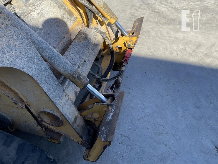 2006-deere-ct322-image-11