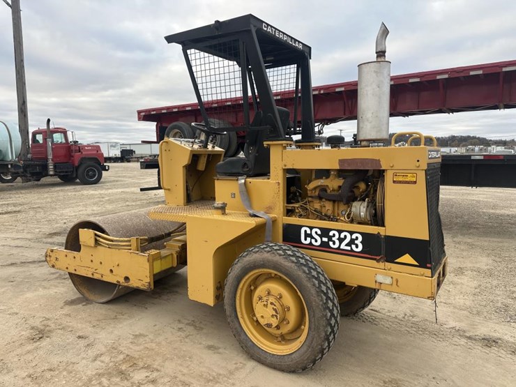 2017-caterpillar-cs-323-image-3