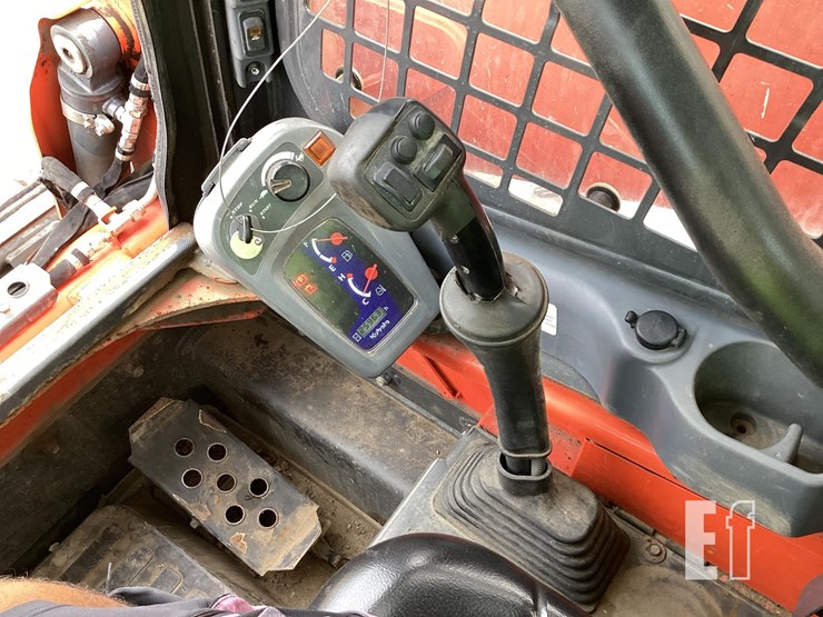 2022-kubota-ssv75-image-16