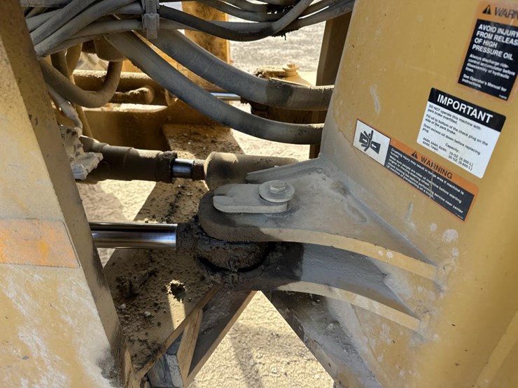 2002-deere-744h-image-25