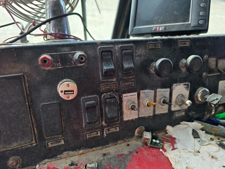 2001-mack-le613-image-53