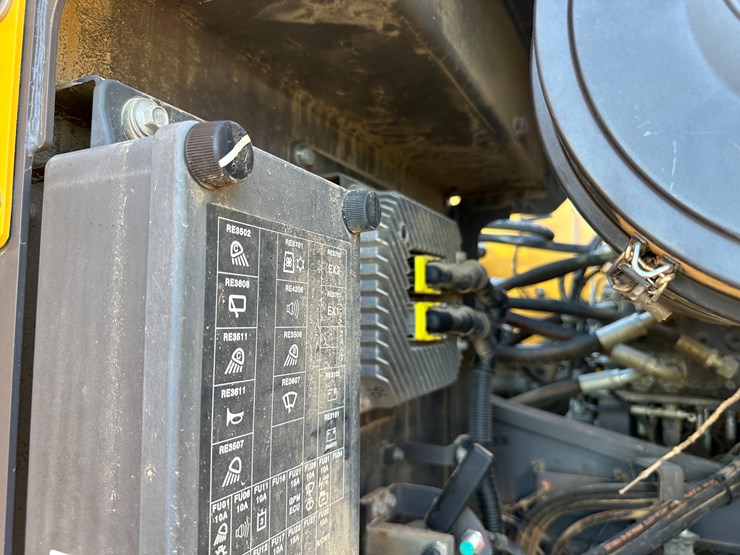 #32825-•-volvo-ec200e-crawler-excavator-image-72