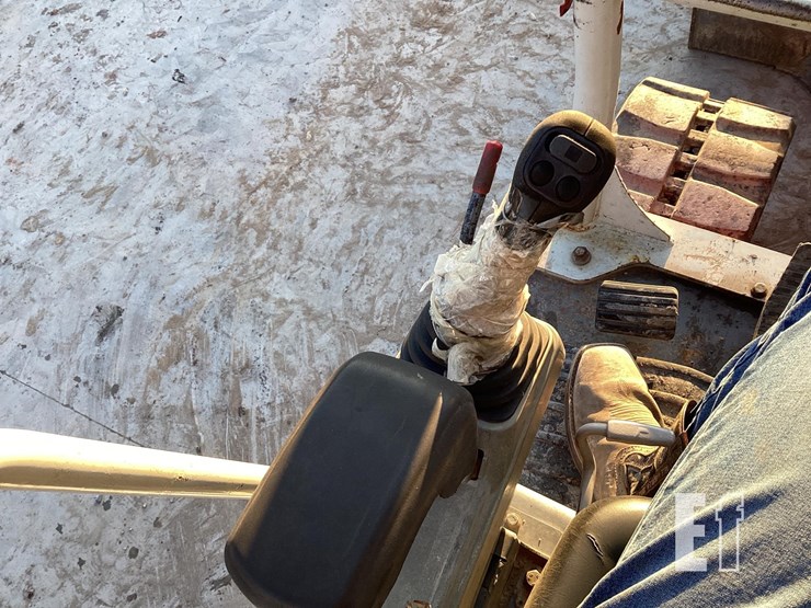 2015-takeuchi-tb260-image-19