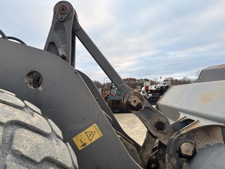 #1911-•-2004-volvo-220e-loader-image-11