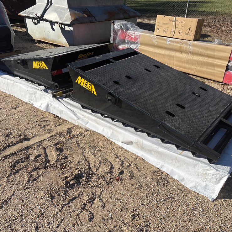 #30098 • TRAILER MEGA RAMP
