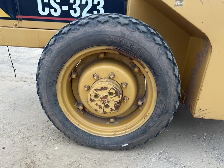 2017-caterpillar-cs-323-image-33