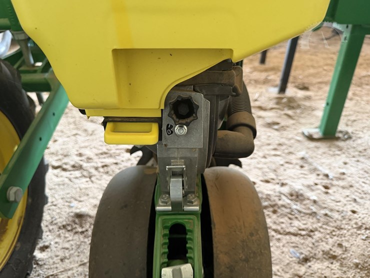 2021-john-deere-1725-image-7