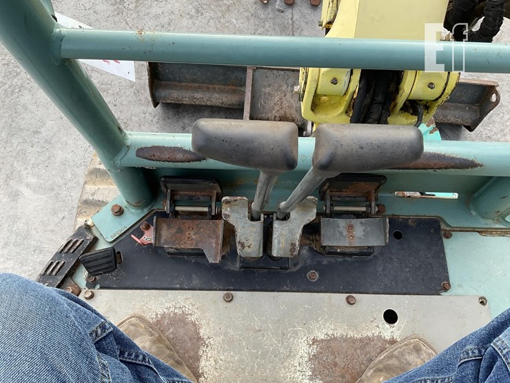 2008-yanmar-vio27-image-18