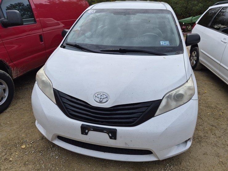 2013-toyota-sienna-image-3