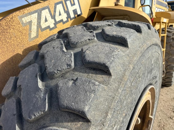 2002-deere-744h-image-38