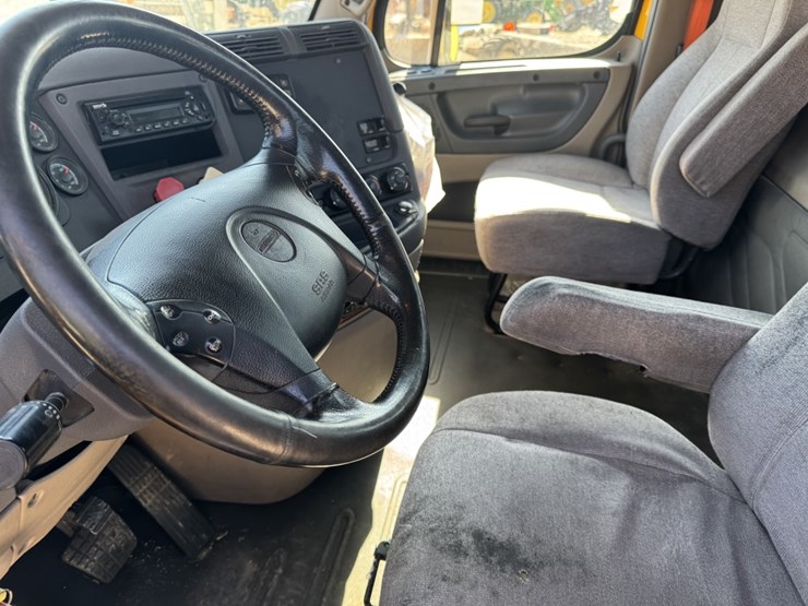 #4649-•-2014-freightliner-125-day-cab-truck-image-5