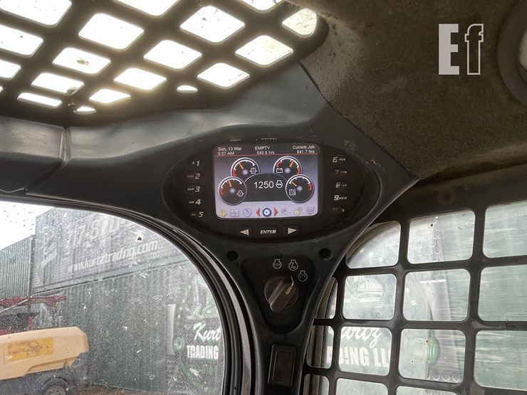 2013-bobcat-t590-image-19